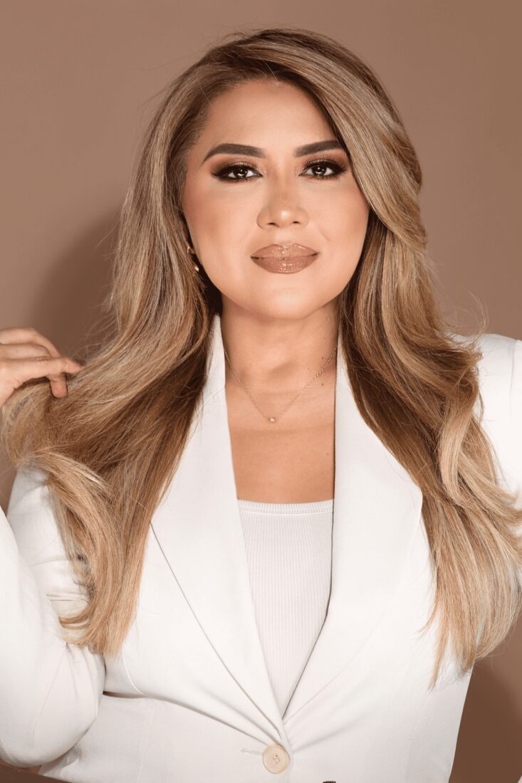 Mujeres que aprendieron a colocar extensiones de cabello con la academia